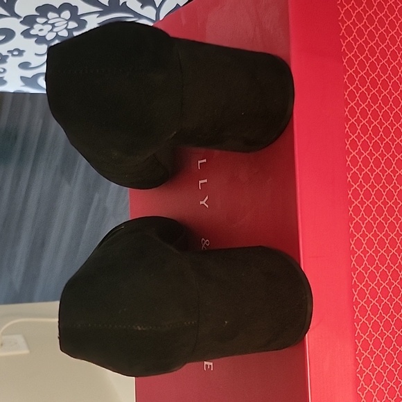 Black Shoes - Picture 3 of 6